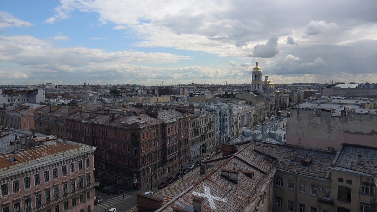 helloiamruben's tweet photo. 🇷🇺 #TransSibChallenge El primer día en Rusia hemos paseado por los tejados de San Petersburgo y tomado el té en la casa donde vivió Rasputín con su actual dueña. Si todos los días van a ser así este viaje será muy divertido 😎
#SvoyaTropa #RussianGeographicalSociety https://t.co/TIVZEOBPj2