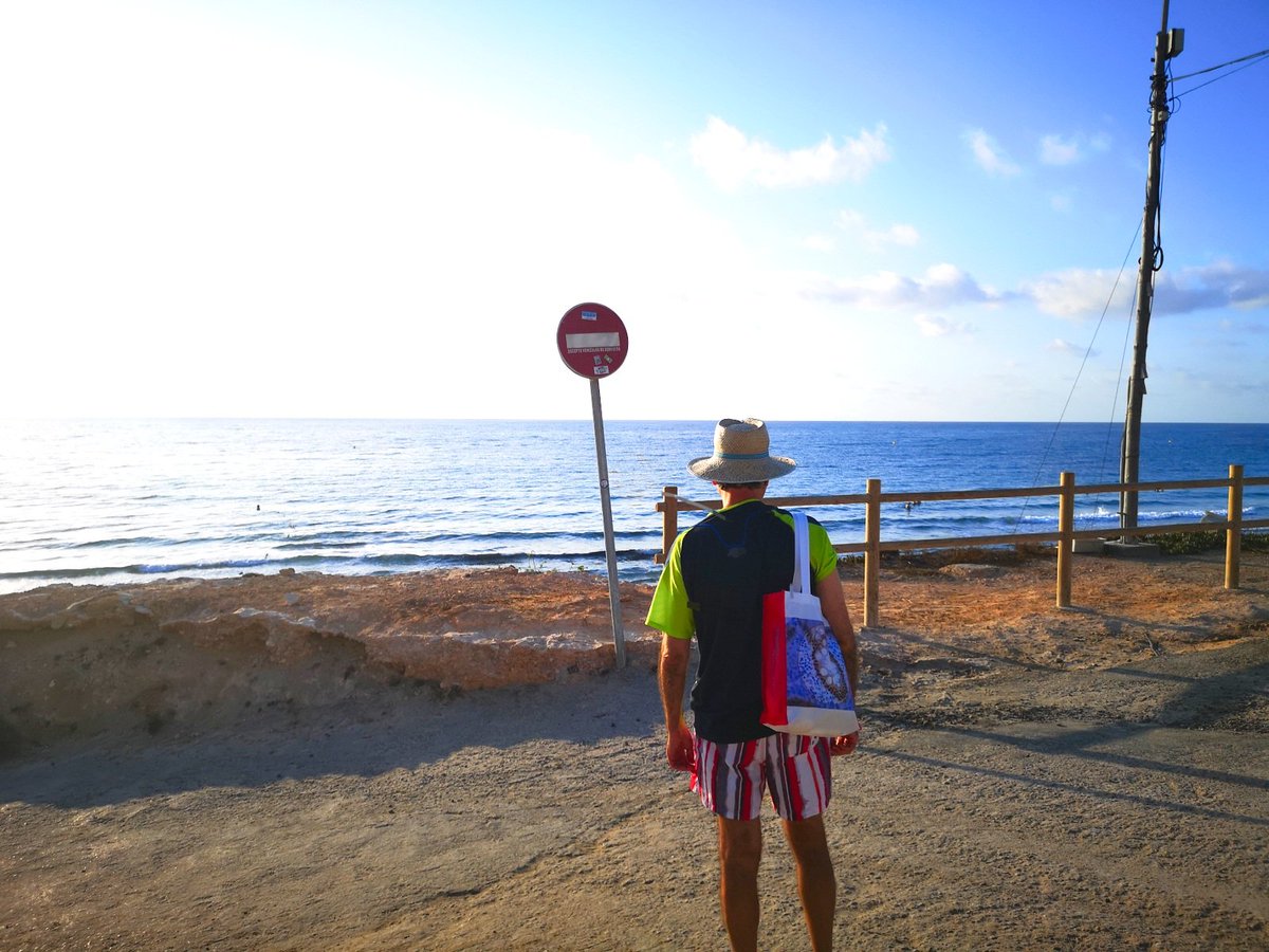 Histopatolomon's tweet photo. @edusqo @_ElRetiro @lara_pijuan @DraEosina @tlabiano @tralimiguel @crazylymphocite @janeirosf @smlungpathguy @Sara_Jiang @JMGardnerMD #summerstories
1. Trying to play sports on the beach #GPS tells me to continue. what should I do?🤔
2. I will inspect, but something forbids me to follow, what do you think I will do? 😕🤔
#sportpath #ILookLikeAPathologist
#summer #summer2019 #verano #summertime
Follow Poll https://t.co/589KRQzYT3