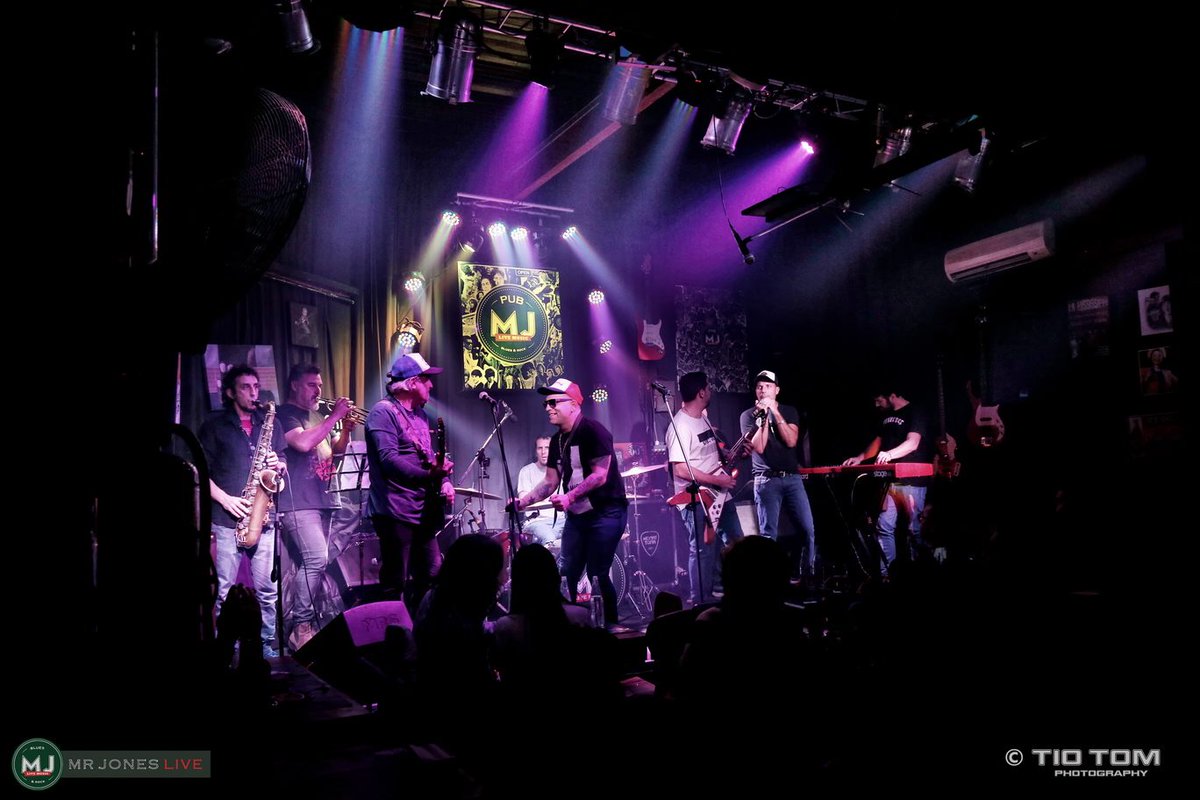 LosPepasRB's tweet photo. ¡No hay sensación más imposible de describir que lo que se siente sobre el escenario! ¡La banda suena y la peluca se te vuela! @danyjimenezreal #LosPepas @conciertoscomar @fmrockandpop https://t.co/4LfGCZlho5