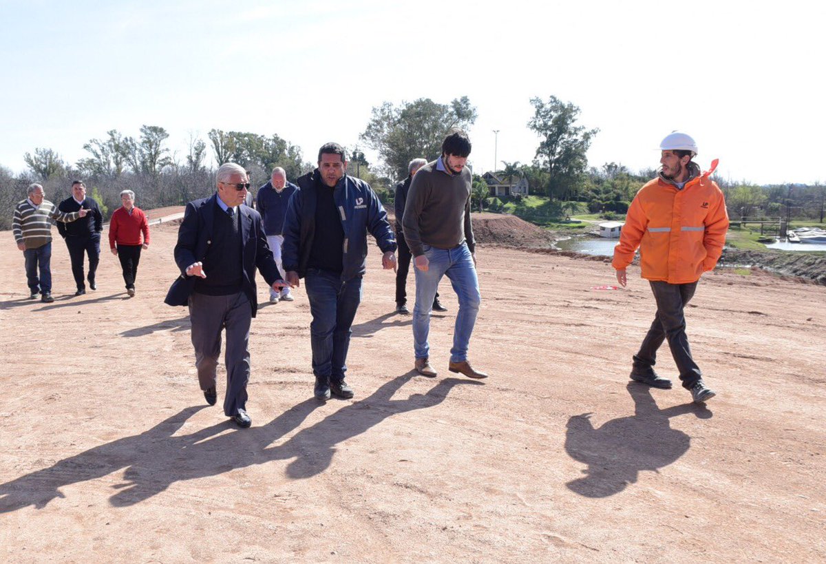 JoseLauritto's tweet photo. Junto al ministro del @minplan_er , Luis Benedetto y el vice intendente @MartinHOliva recorrimos los avances en la obra de la #DefensaNorte donde los trabajos ya alcanzan un 52% del total https://t.co/0fDgj4VVKI
