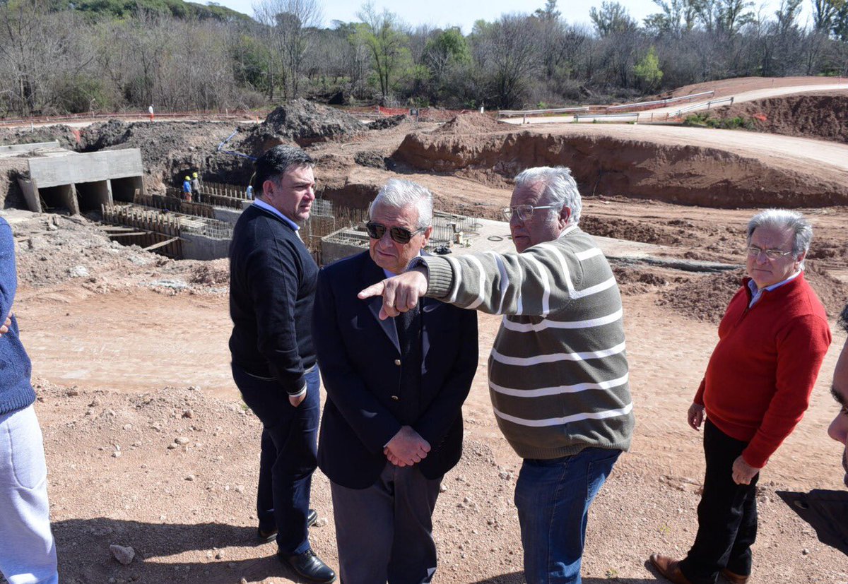 JoseLauritto's tweet photo. Junto al ministro del @minplan_er , Luis Benedetto y el vice intendente @MartinHOliva recorrimos los avances en la obra de la #DefensaNorte donde los trabajos ya alcanzan un 52% del total https://t.co/0fDgj4VVKI
