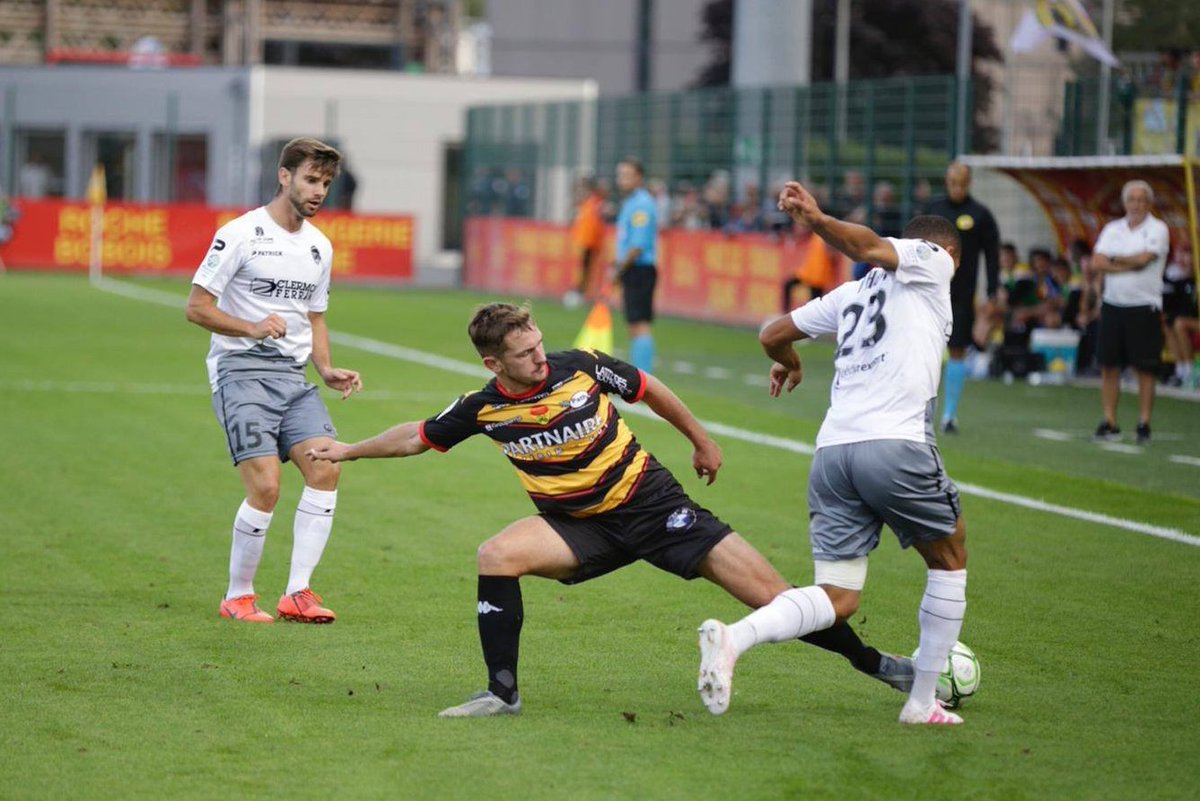 ClermontFoot's tweet photo. 93' C'est fini !!! Clermont signe sa 3ème victoire en 4 journées et préserve son fauteuil de leader 🔥🔥🔥 #USOCF63 (0-1)
📸 Peron Photographe https://t.co/waZOPEXLfR