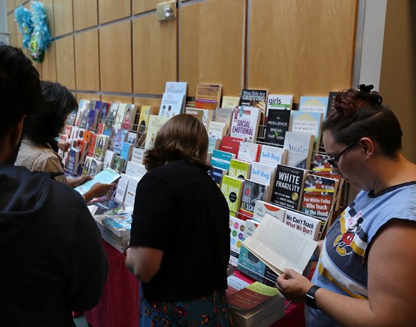 SeaPubSchools's tweet photo. The first year of the Ethnic Studies Summer Institute was a time of reflection and learning for all. Thank you to all participants, community members, and facilitators for sharing their stories, knowledge, and experiences! https://t.co/76kBJQ1RWM #SPSConnects https://t.co/RlSqOCncPw
