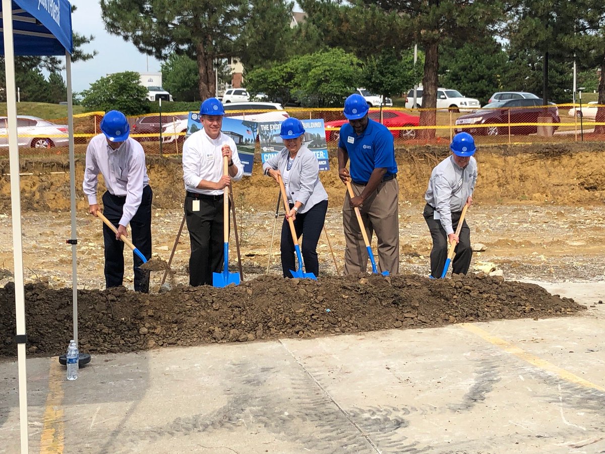GastingerWalker's tweet photo. Celebrating groundbreaking with Capitol Federal for the construction of their newest, full-service branch in the Kansas City Northland, located at 94th &amp; North Oak! #capitolfederal #gastingerwalker #groundbreaking #northkansascity #architecture https://t.co/ltBshhuXdG
