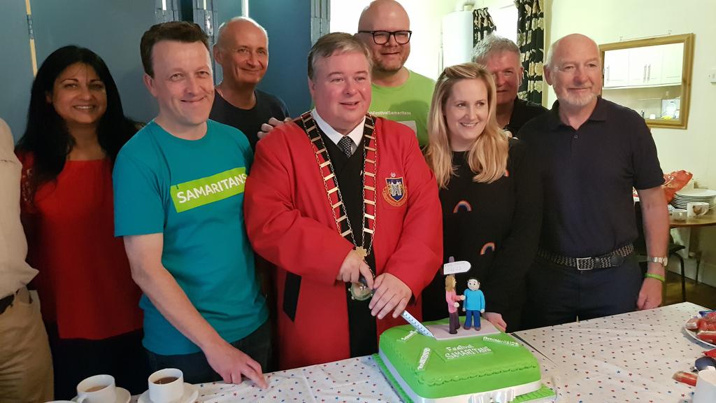 SamaritansIRL's tweet photo. Great to have Mayor of Drogheda Cllr Paul Bell welcome @SamsFestIrish &amp; @droghedasams volunteers to @fleadhcheoil where they will be out on the streets to support those in need 💚 #FleadhCheoil2019 #mentalhealth https://t.co/svCvGmW5lw