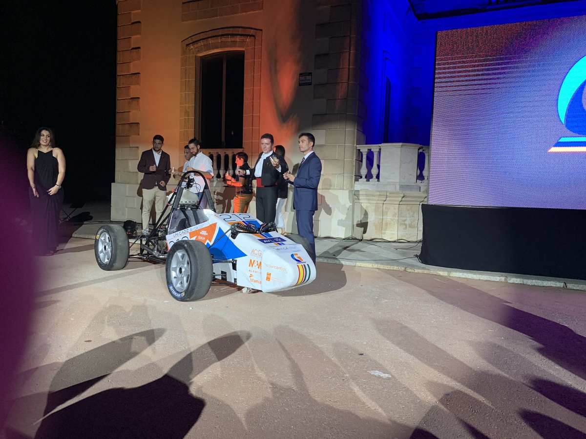 IsaGallardo2019's tweet photo. Formula Gades presenta su monoplaza en las bellísimas instalaciones del jerezano museo de la Atalaya. Inmenso orgullo de estos jóvenes estudiantes de la UCA innovadores y tenaces llevarán el nombre de Cádiz por Europa. Próxima parada Montmelo. Enhorabuena a estos emprendedores https://t.co/0rzQEc46u6