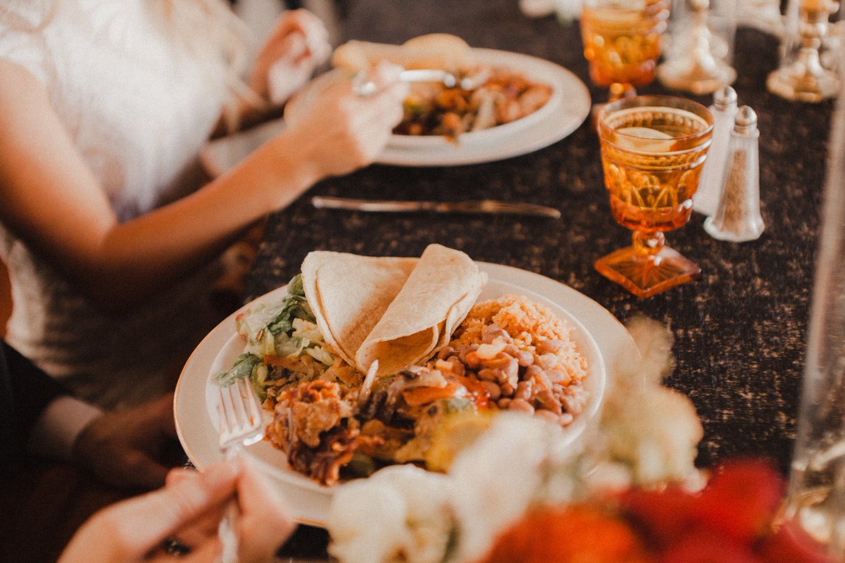 Would you believe us if we told you this is vegan 🤤? Victoria and Corey ordered Ensaladas Las Mesas, Jay’s Famous Tortilla Chips and Salsa, Black Bean and White Potato Enchiladas, Portobello Mushroom Fajitas, Spanish Rice and Ranch Style Pinto Beans for their Hangar 21 wedding.