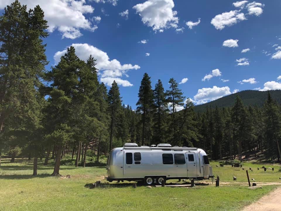 CherieAmours's tweet photo. My boy is at Mines doing the #MClimb and Iβm enjoying the trees... and trying not to miss him too much. #Airstreamlife #Colorado #BurningBear https://t.co/zKHIoz4Rot