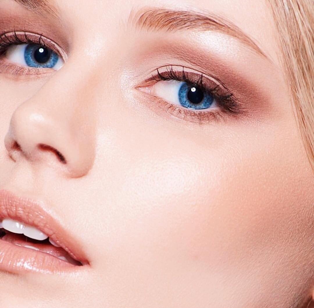 Kryolan_Ec's tweet photo. 👁 Tonos marrones y una piel suave son la combinación perfecta para un look fresco y natural.
MakeUp: @kryolanofficial
#makeup #makeupartist #makeupisascience #ecuador #quito #likeforfollow #kryolancosmetics #lookoftheday https://t.co/ExBfsM0Pbx