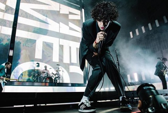 tzine_gr's tweet photo. O Matt Healy, τραγουδιστής των The 1975, φίλησε στο στόμα άνδρα φαν του συγκροτήματος κατά τη διάρκεια συναυλίας στα Ηνωμένα Αραβικά Εμιράτα και ενώ η ομοφυλοφιλία στη χώρα τιμωρείται με φυλάκιση-->https://t.co/IGyIrcFUmD https://t.co/yvy5edZztI
