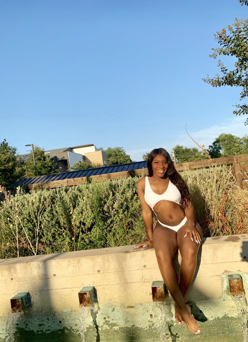 _Sweettay_'s tweet photo. Pool Daze☀️ https://t.co/Pfjrqva8FB