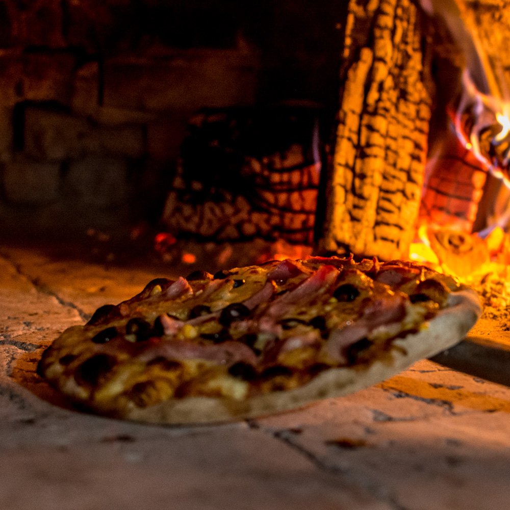 El arte de los “pizzaioli” napolitanos consiste en una práctica culinaria que se basa en preparar la masa de pizza en cuatro etapas y hornearla con fuego de leña, dándole vueltas.

En #IlGilardino puedes disfrutar de deliciosas 🍕😍 con toda la familia. Ven y #DisfrutaConNosotros