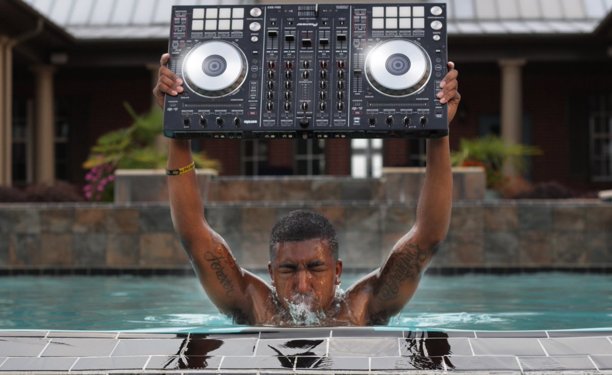 djinsomnia_'s tweet photo. You gotta want it as bad as you  wanna breathe!! @etthehiphoppreacher 
💛✌🏾💰
#DjInsomnia
#YoGirlAndYoMamasFavoriteDj
#4YrDjVersary https://t.co/qTy1nVAEfE