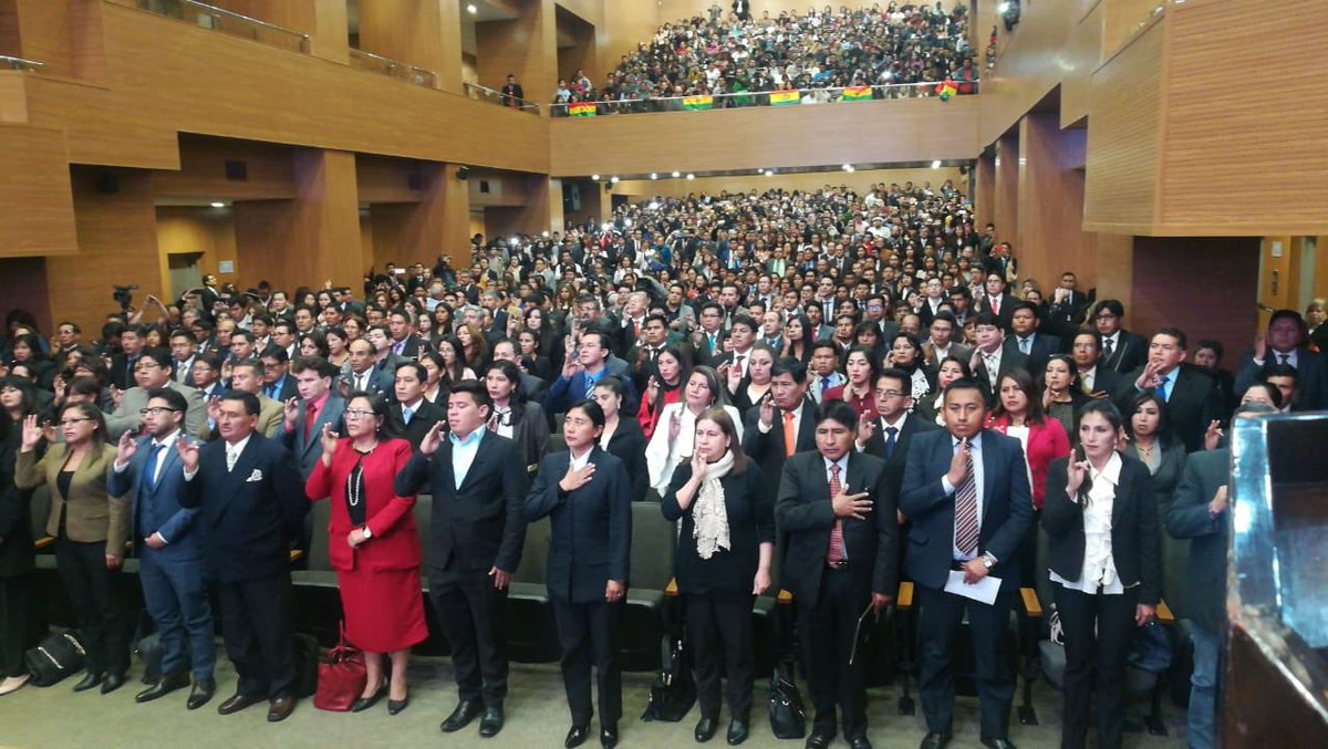 Saludamos a los 317 notarios y notarias de fe pública que fueron posesionados para servir a nuestra querida #Bolivia 🇧🇴. Juntos estamos transformando la justicia. Estos cargos notariales ahora son para profesionales elegidos en un proceso de selección transparente. ¡Felicidades!