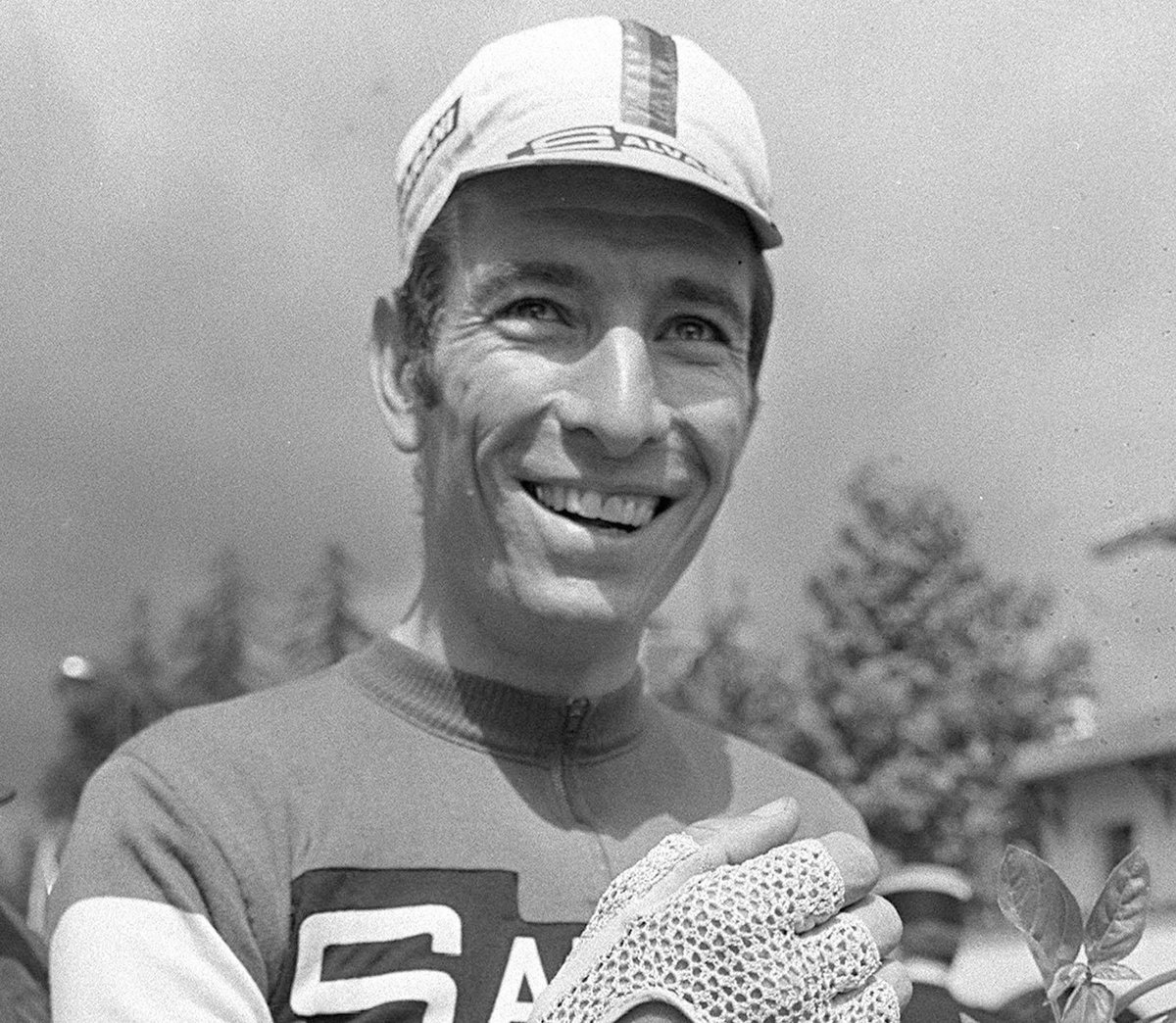 giomalago's tweet photo. Da stasera siamo tutti più soli, orfani di un campione che ha scritto la storia del #ciclismo e riempito d'orgoglio il Paese con le sue imprese. Lo #sport piange #Gimondi, protagonista senza tempo. #CiaoFelice, orgoglioso della tua amicizia e dell'esempio che ci lasci in eredità. https://t.co/27RNHNRHcp