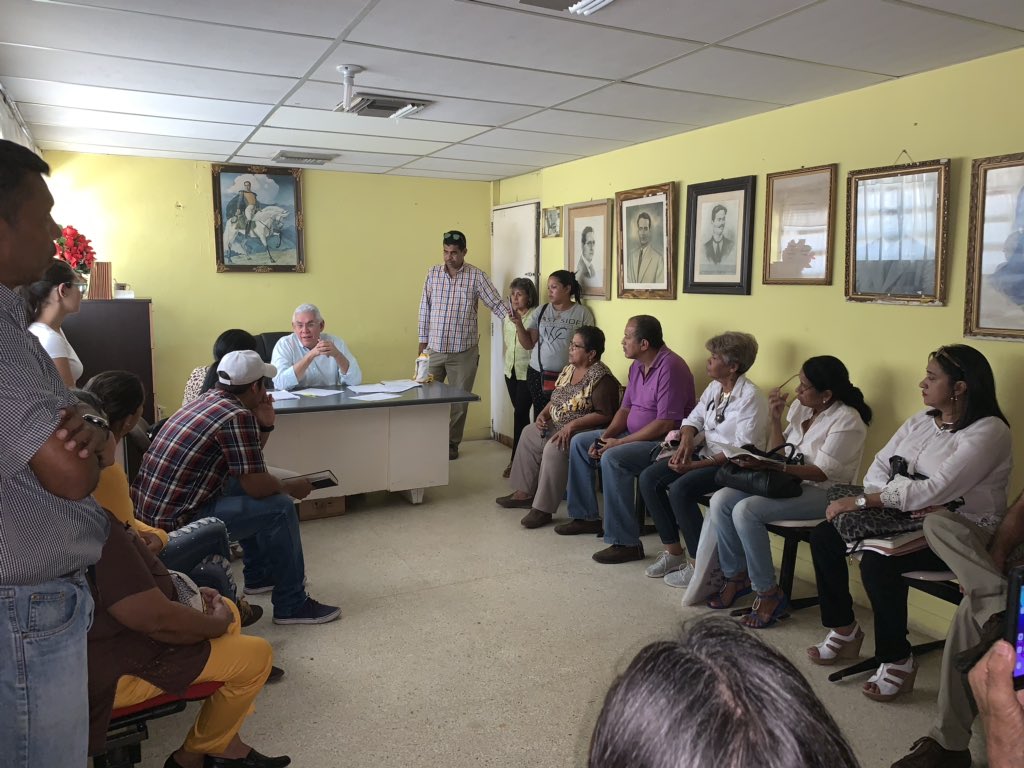BarretoSira's tweet photo. #Anzoátegui #16Agos Por aquí seguimos en movimiento, recorriendo todos los rincones del estado y trabajando sin descanso. Hoy desde Aragua de Barcelona en reunión con equipo médico y asistencial del Hospital. También entregamos totalmente repotenciada y equipada una ambulancia. https://t.co/kYUlPDZXRg