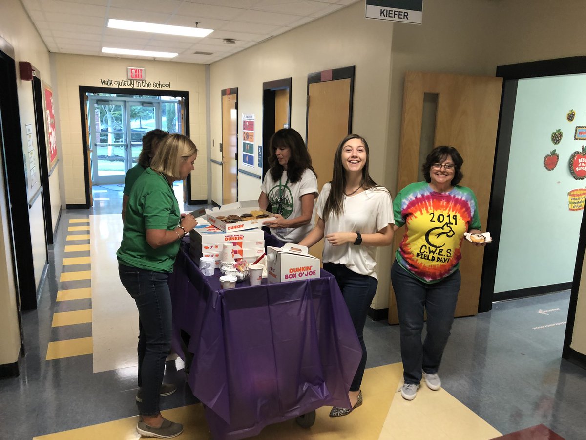 lisagarosi's tweet photo. Admin Celebrating our teachers for the first Friday/week of the year. Dunkin and Coffee cart! We truly had the BEST first week ever! #feathertogether #SharedOwnership @CogburnWoodsES https://t.co/KPcZtlkyB7