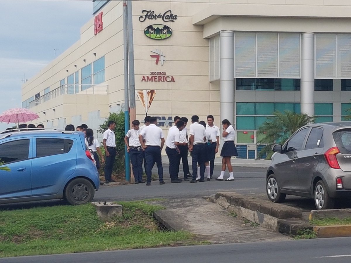 RecoEviNi's tweet photo. La dictadura jugando con la educación de los jovenes. Los saca a la calle con banderas partidarias desde el monumento Alexis hasta la rotonda JPG. Hoy 16/08/19 a las 2:20 p.m.
(vía @BalthazarGrenth) #SOSNicaragua https://t.co/9o1bhkaeOb