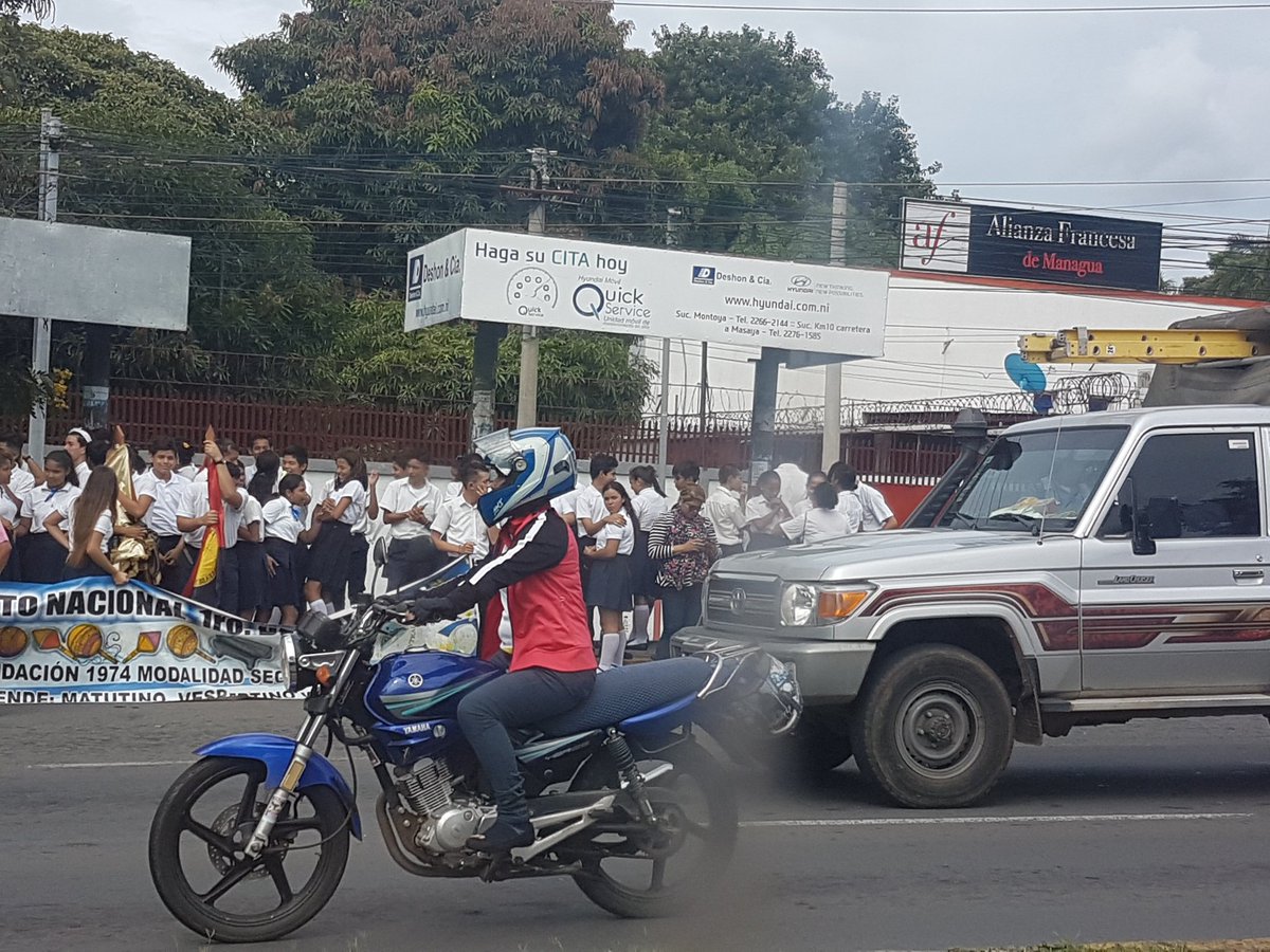 RecoEviNi's tweet photo. La dictadura jugando con la educación de los jovenes. Los saca a la calle con banderas partidarias desde el monumento Alexis hasta la rotonda JPG. Hoy 16/08/19 a las 2:20 p.m.
(vía @BalthazarGrenth) #SOSNicaragua https://t.co/9o1bhkaeOb