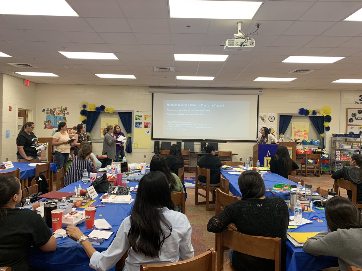 FieldsFalcons's tweet photo. Great group of teachers sharing classroom management hacks from #HackingClassroomManagement by @BaldRoberts. #FieldsInspires https://t.co/xLICMBVzf6