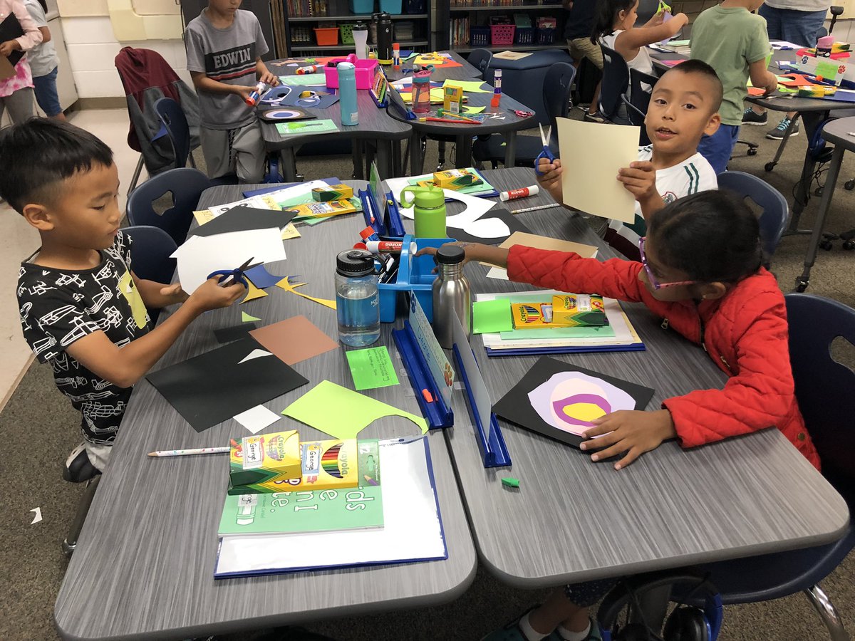 MrsUllmark's tweet photo. 2nd graders working on Smart Start Art!  Kandinsky circles #usdlearns#osterpride https://t.co/MhEch4hNkI