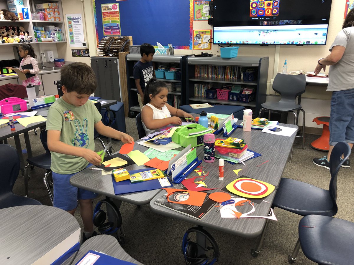 MrsUllmark's tweet photo. 2nd graders working on Smart Start Art!  Kandinsky circles #usdlearns#osterpride https://t.co/MhEch4hNkI