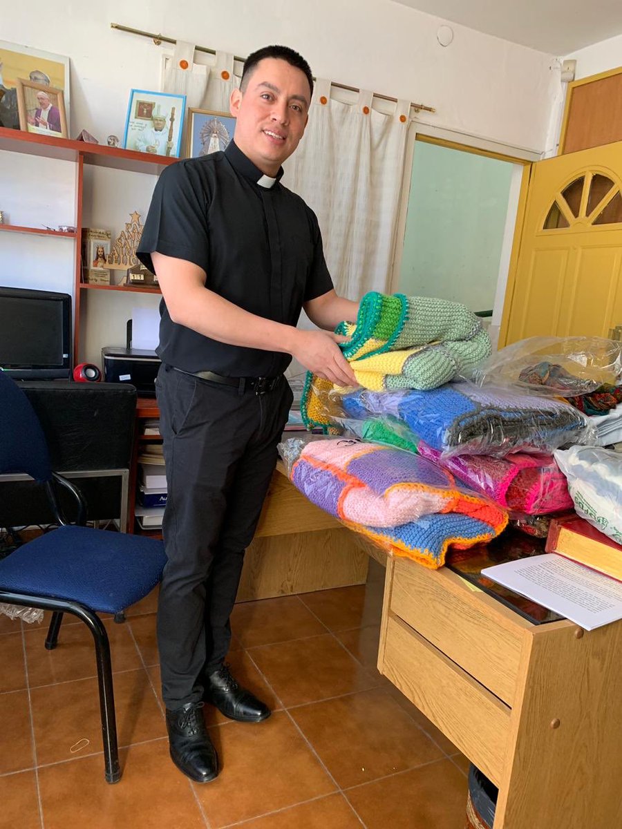 cuadraditosCr's tweet photo. Hoy le hicimos entrega de 13 mantas al padre Diego que está a cargo de la Parroquia "San Jorge".Agradecemos a cada una de nuestras tejedoras anónimas que nos ayuda a realizar esta hermosa tarea y seguimos a full con el ensamblado de mantas.💕#cuadraditossolidarios https://t.co/LMySJ2Fs4W