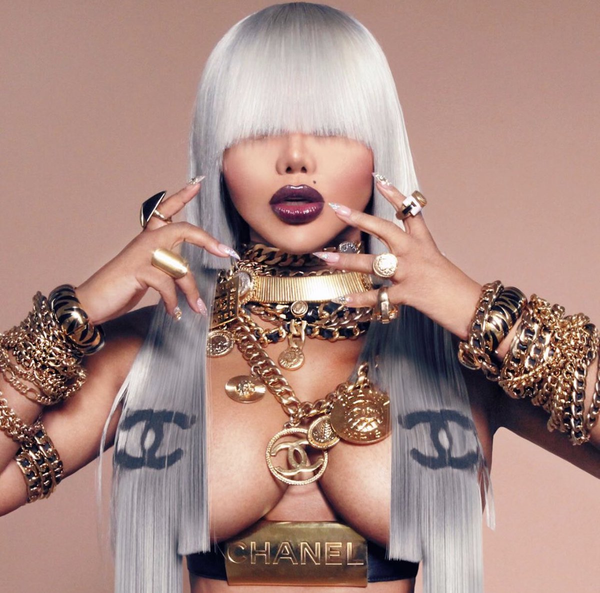 IamJTruth's tweet photo. Chanel belt, a couple thousand on her waistline, she might waste money but she don’t waste time!!! @LilKim #9 #QueenOfRap #SheNeverWasGone #KingofRap #trendsetter @chanelofficial https://t.co/ocHiw6UdfF