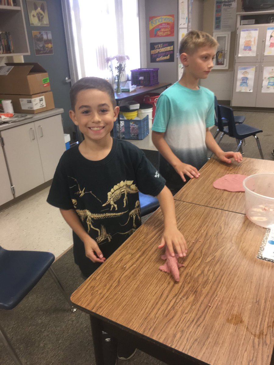 MrsKrepelka's tweet photo. We made Kool-Aid scented Playdough! Fun Friday in Room 16! @osterpride #usdlearns https://t.co/nWbIdZoNd7