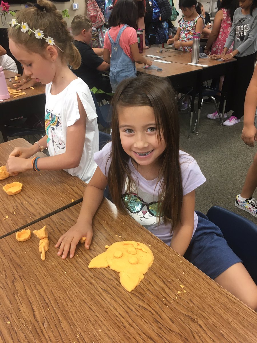 MrsKrepelka's tweet photo. We made Kool-Aid scented Playdough! Fun Friday in Room 16! @osterpride #usdlearns https://t.co/nWbIdZoNd7