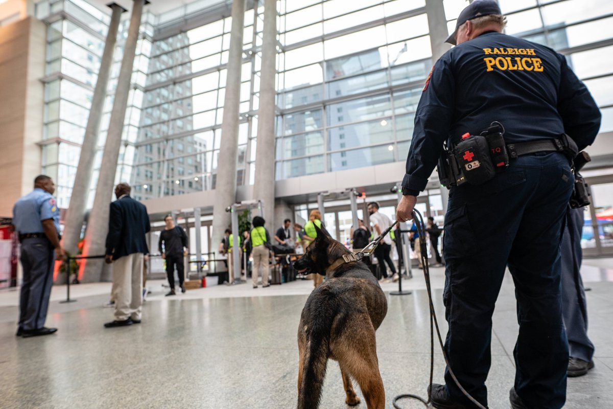 ericananmalay's tweet photo. While the #RaleighMajor paw(sed) remeber to thank these good bois for keeping the convention center safe.
Big thanks @raleighpolice & @Ubisoft <3 https://t.co/82xFHuNxty