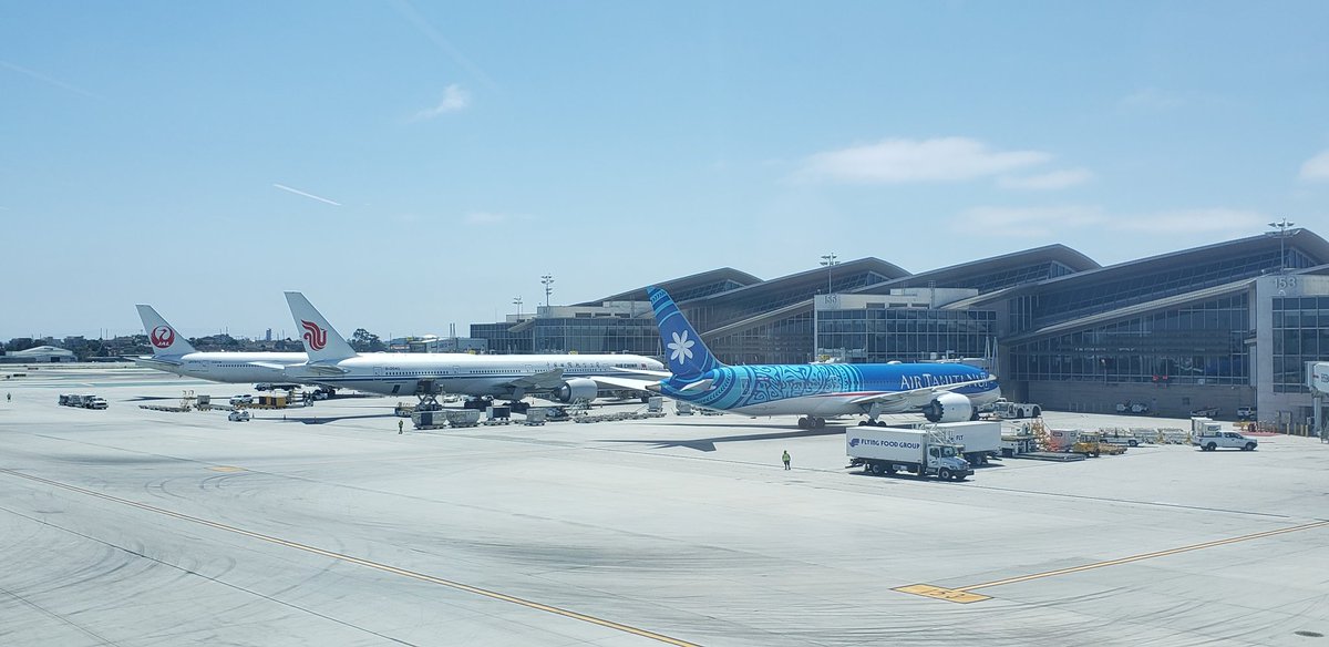 rabbitturd's tweet photo. I'm getting on one of these... #LAX https://t.co/dV49pBaik7