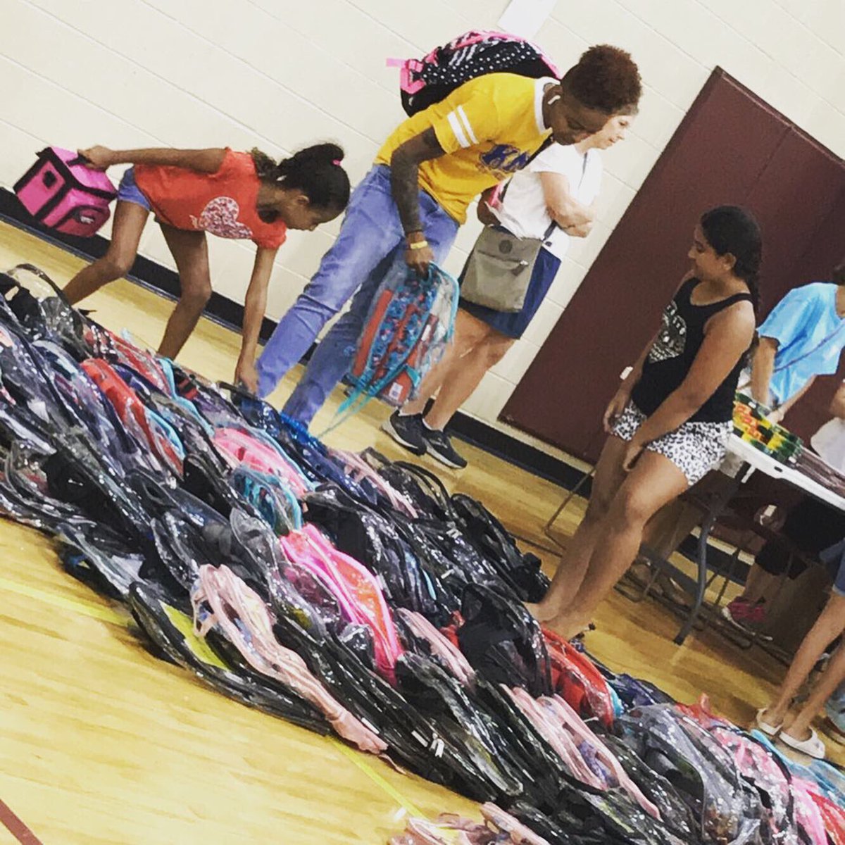 KappaMuPoodles's tweet photo. Back to school starts now ๐๐ฅบWe are grateful that the YMCA gave us the opportunity to present Operation Book Bag ๐๐๐ FREE school supplies & FREE haircuts! It feels great to give back to our youth ๐๐ #OperationBookbag #SHSU https://t.co/0SJkwMAg1a