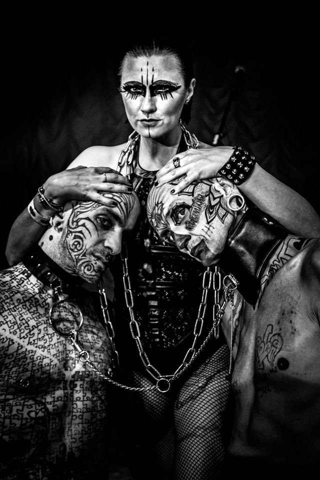 missiris691's tweet photo. @zaradurose69 event  @ZDREvents 🖤👸🏻 @missiris691 and her 🐉🐉 https://t.co/aVHrJnHwvB