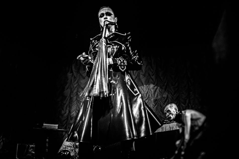 missiris691's tweet photo. @zaradurose69 event  @ZDREvents 🖤👸🏻 @missiris691 and her 🐉🐉 https://t.co/aVHrJnHwvB