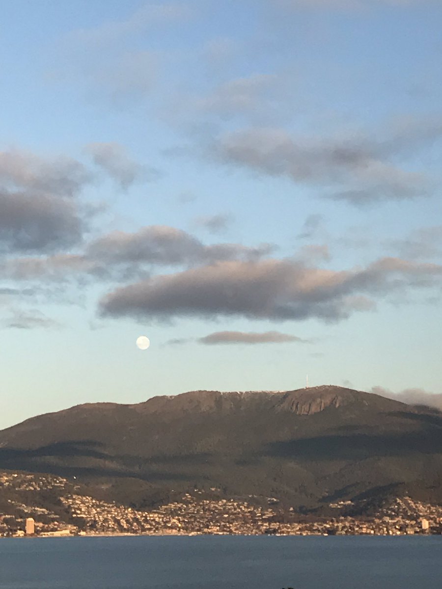 Peters_Anthony's tweet photo. #hobart #lovethisplace #helloweekend #wakeuphobart #kunanyimountwellington #onlyhashtags https://t.co/4IZXThB4hI