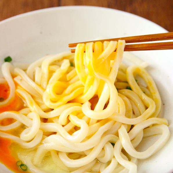 ラク速レシピのゆかり Toroaスイーツ開発 料理家 メモ1 よく混ぜて卵をうどんに絡めてお召しあがりください 顆粒鶏ガラ ごま油の量はお好みで調整してください 醤油を3滴ほど加えて混ぜるとさらに 顆粒鶏ガラに塩が入っているので旨塩