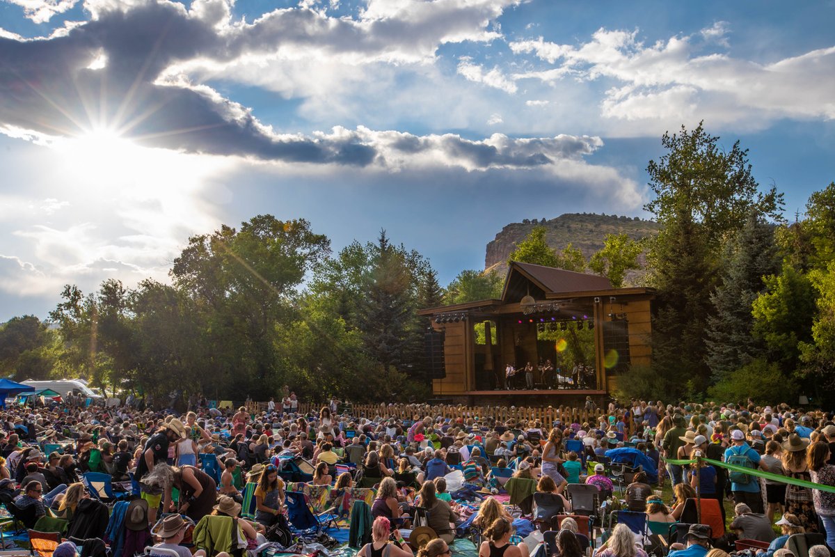 🎵 We can learn to love without demand 🎵 A powerful evening of music with @theohhellos at the 2019 Rocky Mountain Folks Festival! #rockymtnfolksfest