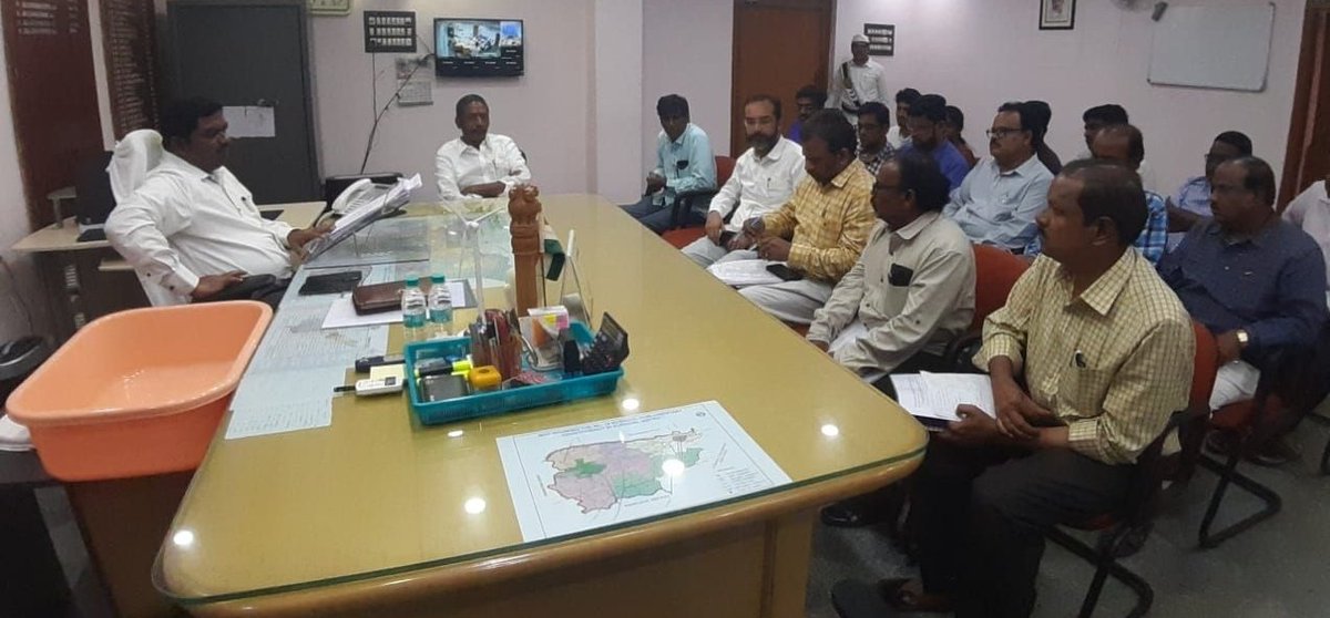 కర్నూలు నగరంలో ప్రజలు త్రాగునీటి సమస్యతో ఇబ్బంది పడకుండా నగరపాలక సంస్థ నీటి సరఫరా ఇంజనీర్లు అందరూ ప్రతిరోజూ ఉదయం 5 గంటల నుండి వార్డులలో ఉంది పర్యవేక్షించాలని జిల్లా కలెక్టర్ జి.వీరపాండియన్ ఆదేశించారు. శుక్రవారం ఆయన ఛాంబర్లో నగర త్రాగునీటి సమస్యపై సమావేశం నిర్వహించారు.