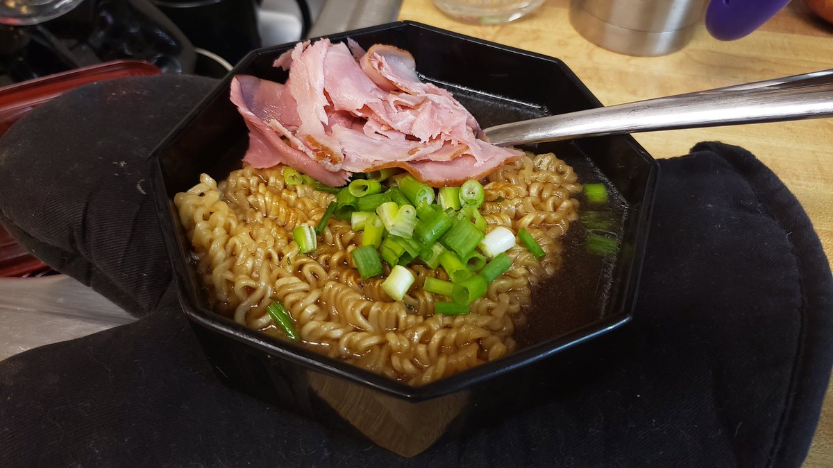 MadResults_'s tweet photo. #quickramen #trashlife That is lunchmeat and 1/2 week old green onion LuL https://t.co/9oTmsGCwhd