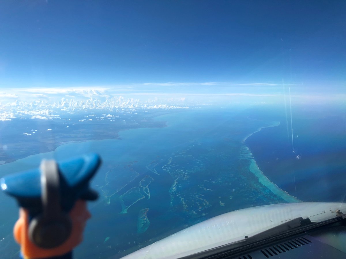 PilotPez's tweet photo. What a stunning view! Flying northbound along the Belize Barrier Reef. A great day to aviate! https://t.co/gS635aKDjA