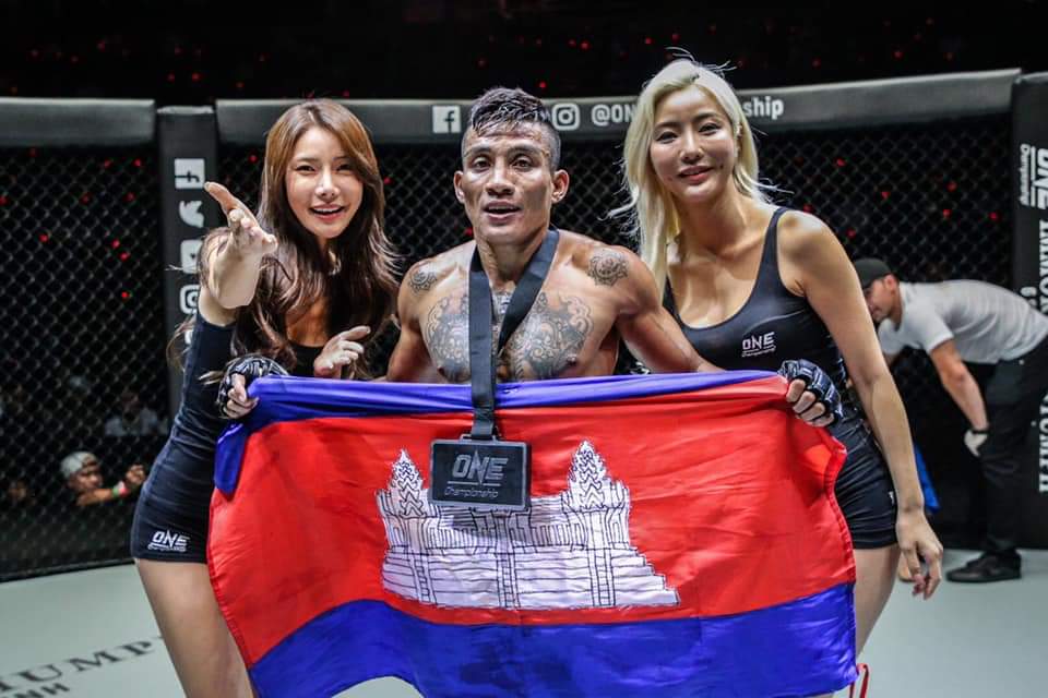 KeBinSoreasmey's tweet photo. I took over the leadership of the Cambodian #MMA Federation to put #Cambodia back in the world fighting map. But in fact with a great champion like Chan Rothana we are already, our job is to make sure others will follow his giant steps 🇰🇭🔝 #MakeCambodiaGloriousAgain https://t.co/7VFY7t07wY
