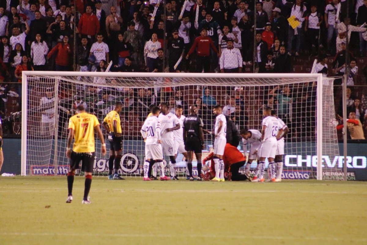 RivalLibertadores @LDU_Oficial venció a @BarcelonaSC por 2 a 0 en la previa del partido de CopaLibertadores vs. Boca.
Fueron expulsados Valencia y Repetto (DT)
Se LESIONÓ Gabbarini y tuvo que ser sustituido. Se hará estudios para ver si llega al miércoles.