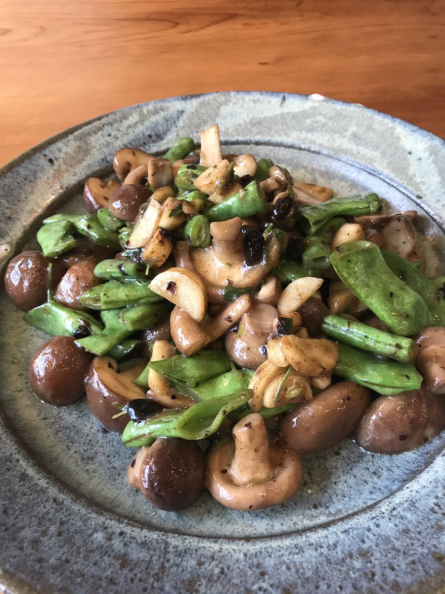 茶虎飯店 本日も11時より営業中です お盆 おかげさまでハードに動いています あと2日でしょうか よろしくお願いします ちび椎茸とインゲンと根セロリ炒め 長坂の農家中野木さんから授かった根セロリは中国でよく食べるドクダミの根のようなスーッと