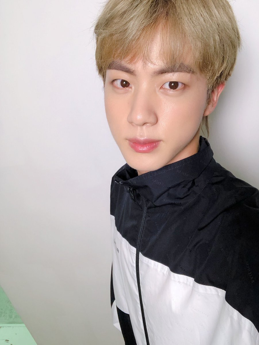 JIN_0613BTS's tweet photo. 방탄소년단 진, 장기 휴가 중에도 날렵한 턱선 ‘미남 석찌니’[SNS★컷] (출처 : 뉴스엔 | 네이버 TV연예) https://t.co/mUlUZLHlBQ

Like, recommend and comment ♥️

#EpiphanyStream100M 
#AwakeStream10M 
#이밤Stream20M
#JIN #진 #석진 #김석진 #방탄소년단 #방탄소년단진 #BTS @BTS_twt https://t.co/cAXcPh0rau