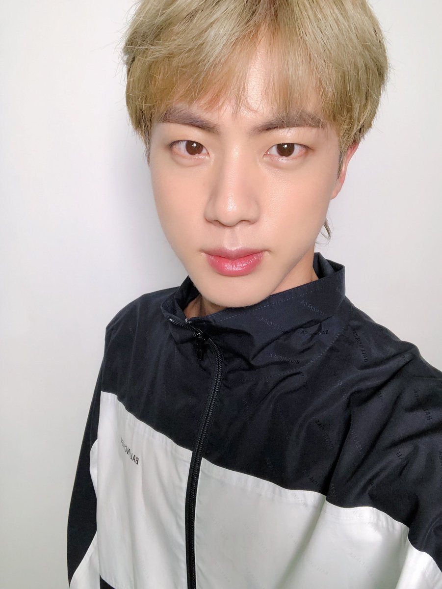 JIN_0613BTS's tweet photo. 방탄소년단 진, 장기 휴가 중에도 날렵한 턱선 ‘미남 석찌니’[SNS★컷] (출처 : 뉴스엔 | 네이버 TV연예) https://t.co/mUlUZLHlBQ

Like, recommend and comment ♥️

#EpiphanyStream100M 
#AwakeStream10M 
#이밤Stream20M
#JIN #진 #석진 #김석진 #방탄소년단 #방탄소년단진 #BTS @BTS_twt https://t.co/cAXcPh0rau
