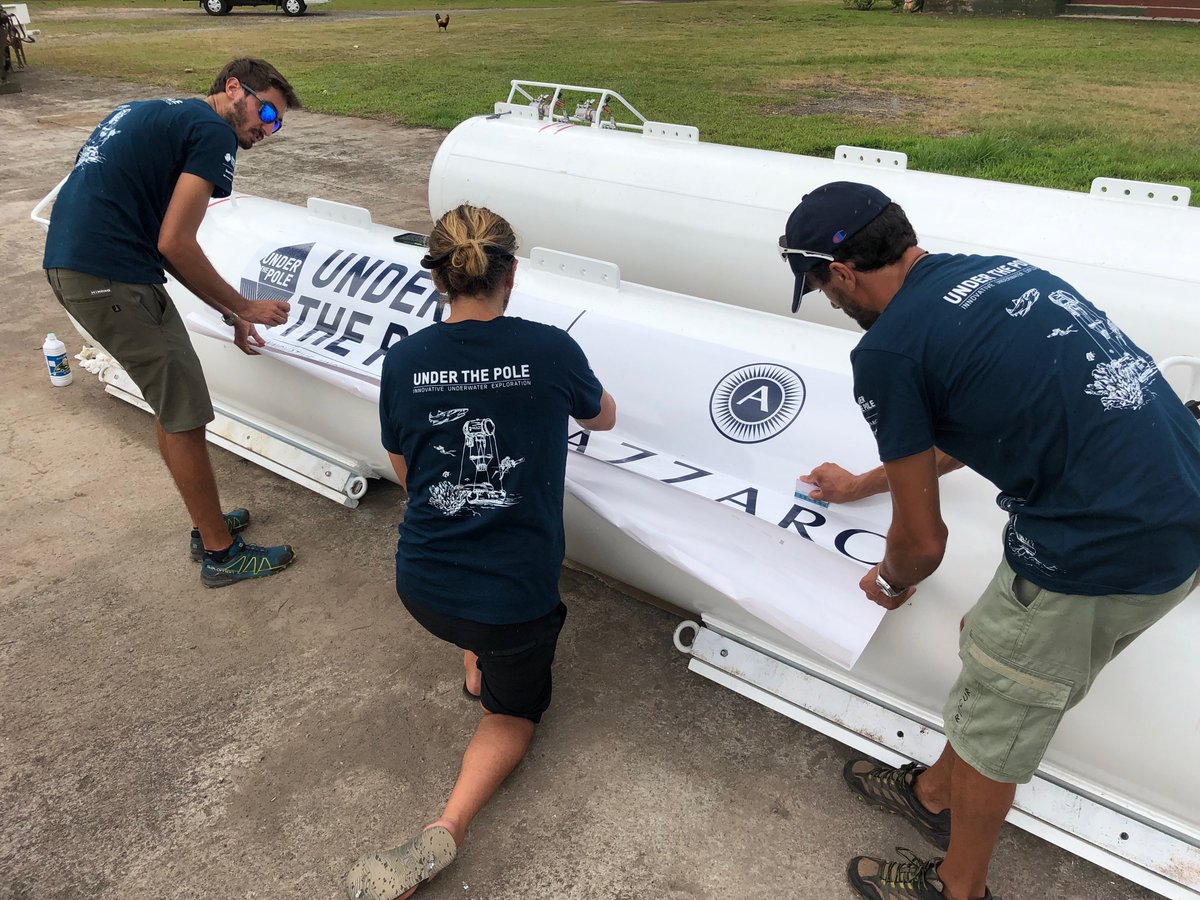 UnderThePole's tweet photo. 📌 #Capsule J-1️⃣5️⃣
🇫🇷 Ce matin mise en place des stickers sur les ballasts avant leur mise à l'eau #UnderThePoleIII #UTPIII https://t.co/In4yXf8QDy