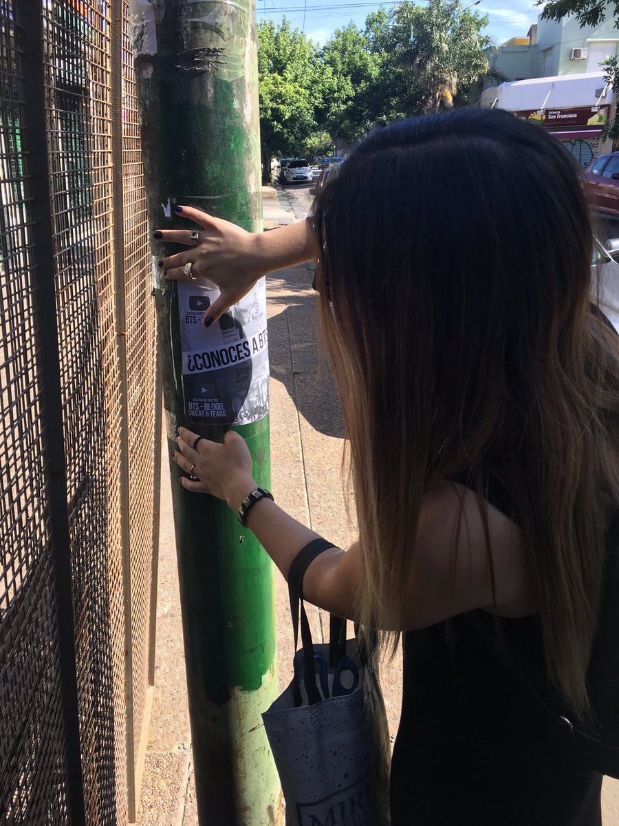 Ihuman14's tweet image. Estaba mirando entre mis fotos de hace unos años y vean lo que encontré. Son del 8 de diciembre de 2016. El #WhoIsBTSProject 💜
Esos eran alguno de los carteles que pegué en Capital Federal, Argentina (también lo hice en provincia)
#MTVHottest BTS @BTS_twt Siempre los amé 🥺♥️