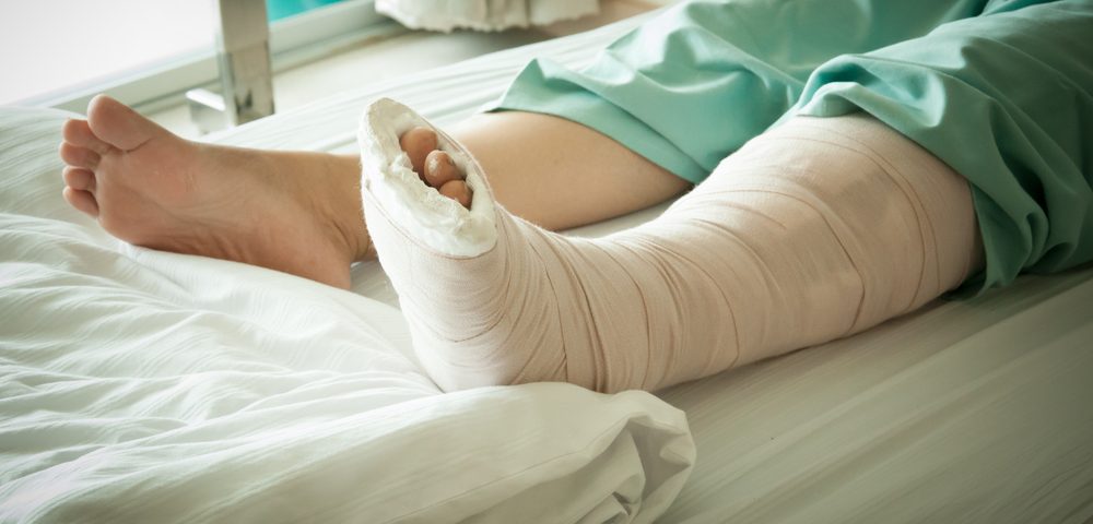 Ellio_Croupton's tweet photo. Bon je suis encore à l'hopital à cause d' @peeves_oficiel qui avait cassé une marche d'escalier, le #FCLRL et le #FCDisney sont encores réveillé ou pas ? https://t.co/eL6mIsnPds