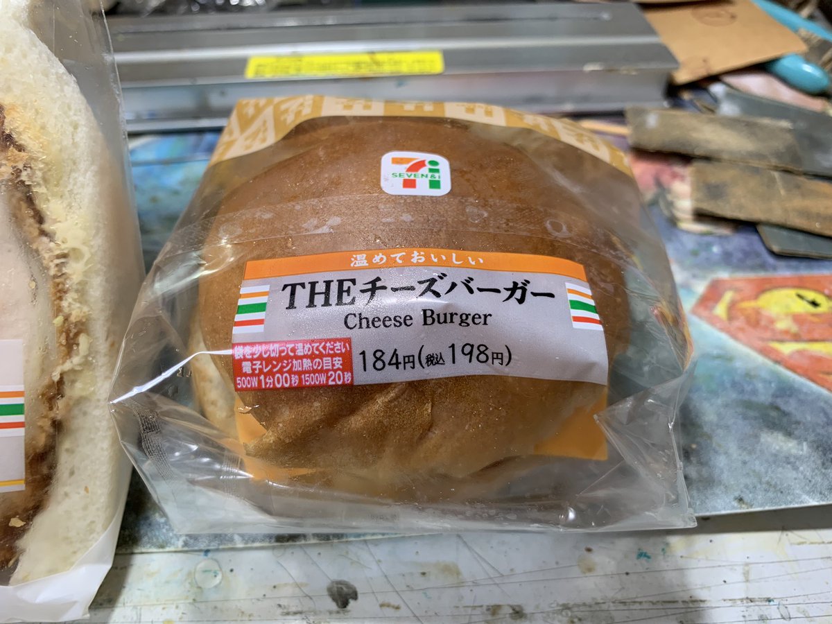 彗星 今日の朝ごはんは夏休みで家にいるので 家パン にしました チキンカツサンドとチーズバーガー ですね チーズバーガー チキンカツサンド セブンイレブン